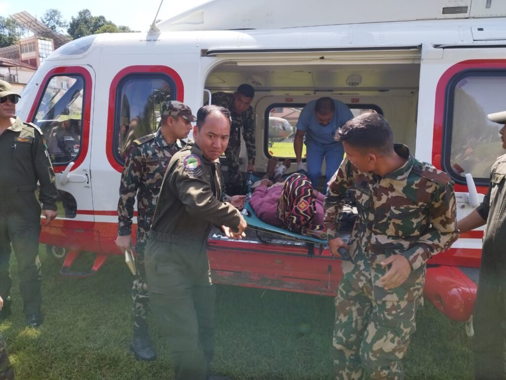 बाढीले अलपत्र परेका झण्डै तीन सय जनाको सकुशल उद्धार