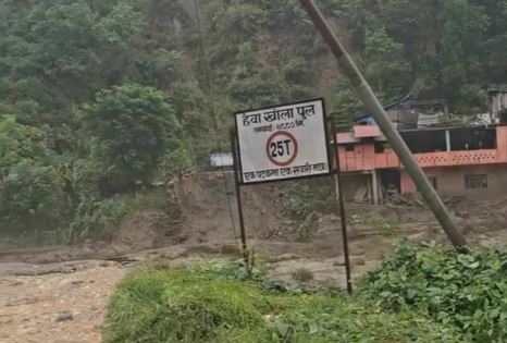हेवा खोलाको बाढीले बेलिब्रिज बगायो, मेची राजमार्ग पूर्ण रूपमा अवरुद्ध