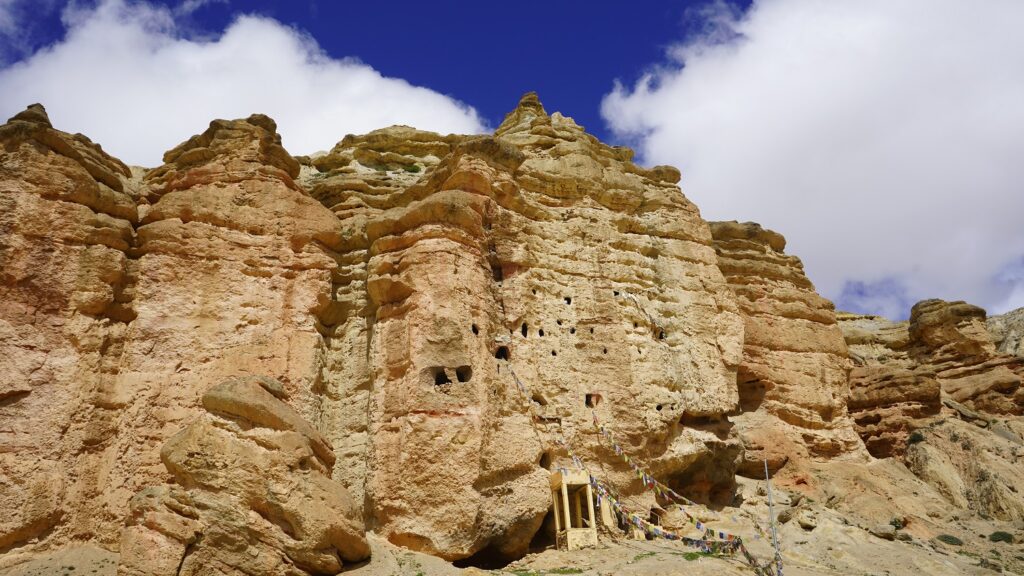 ‘जोङ्ग’ गुफा, जसले प्राचीन सभ्यताको झल्को दिन्छ !