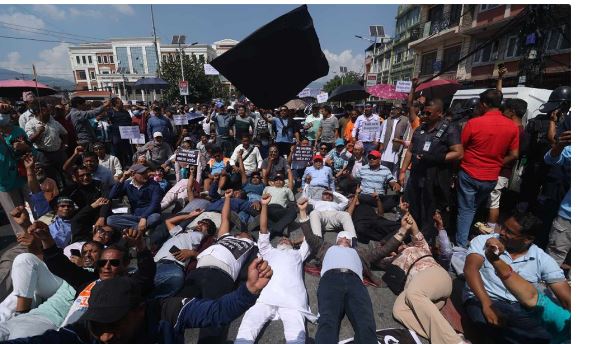 नदी मापदण्डविरुद्धको प्रदर्शनमा महत्तो सुते सडकमा