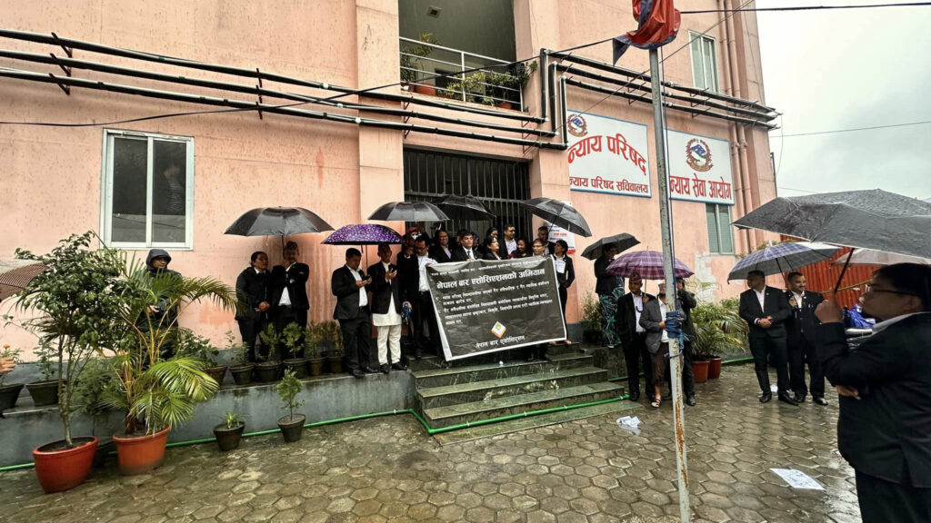 न्यायपरिषदमा भित्र बैठक, बाहिर प्रदर्शन