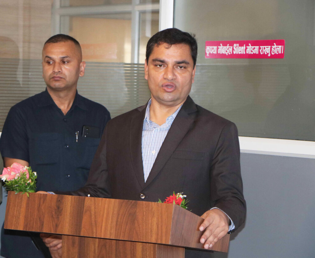 अस्पतालमा काम गर्ने समयमा चिकित्सक उपलब्ध हुनुपर्छ : मन्त्री पौडेल