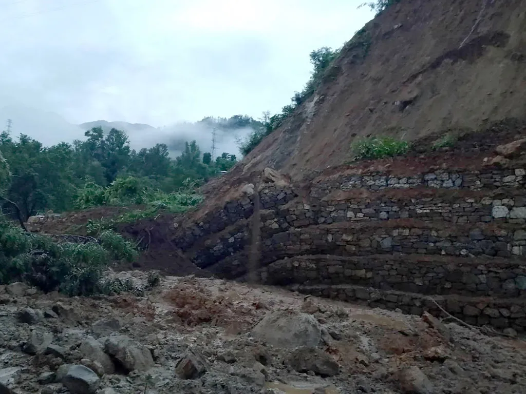पहिरोले राप्ती लोकमार्ग अवरुद्ध