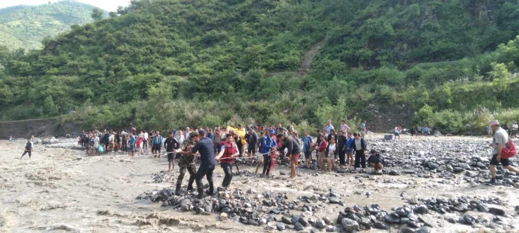 बिपी राजमार्गमा अलपत्र परेका करिब १५ सय यात्रुको उद्धार