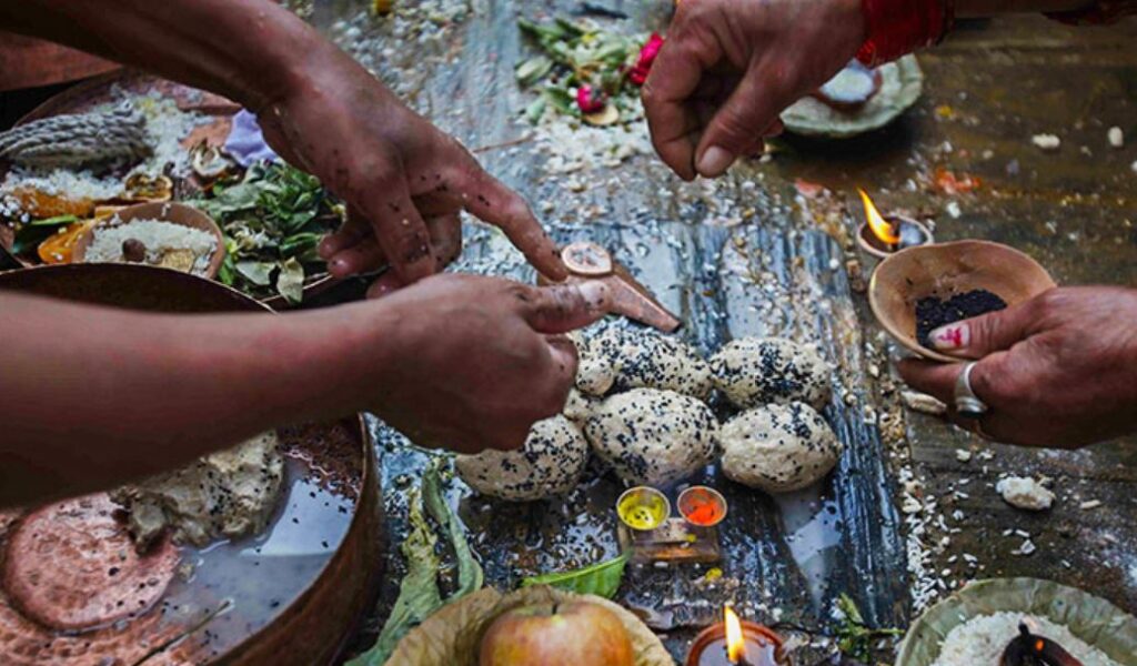 सोह्रश्राद्धमा पुरोहितलाई भ्याइनभ्याइ