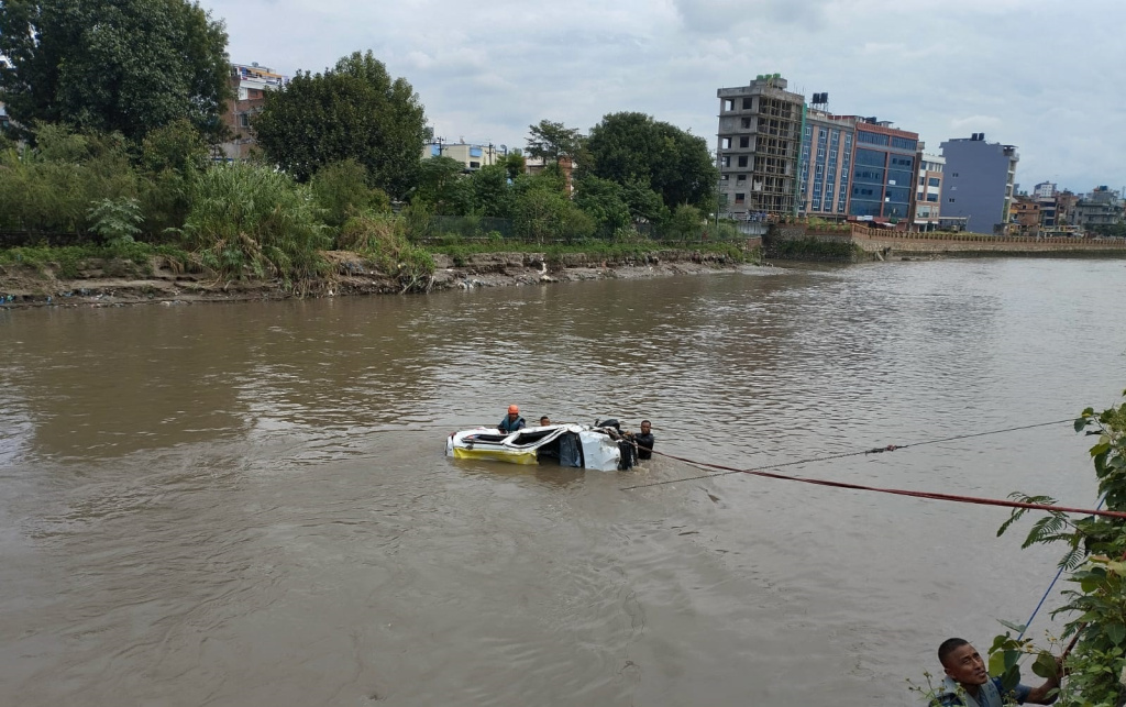 धोबीखोलामा खसेकाे ट्याक्सी यूएन पार्क अगाडि भेटियाे