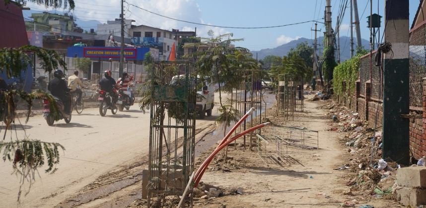 बाढी पछि बागमती करिडोरमा हिलो र धुलो, यात्रामा असहज