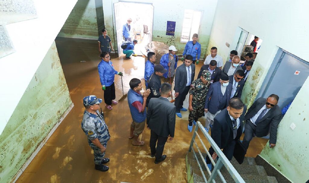 बाढी पसेर क्षतिग्रस्त एमाले केन्द्रीय कार्यालय हेर्न पुगे ओली