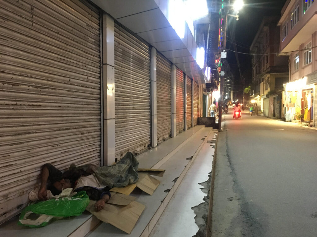 ‘काठमाडौँमा घरवारविहीनहरूको रात सधैँ सडकमै बित्छ’
