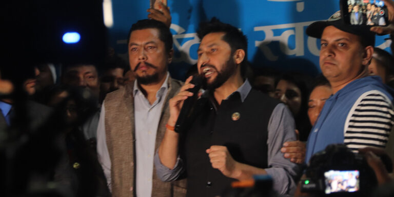 पक्राउ परेका रवि लामिछानेलाई बिहान पौने ३ बजे पोखरा पुर्याइयो