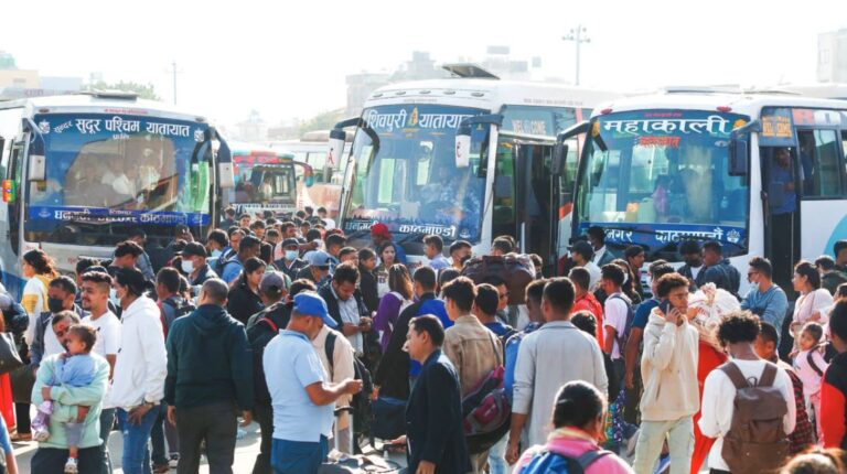 सार्वजनिक यातायात तथा हवाई टिकट पाउन मुस्किल, कष्टपूर्ण यात्रा गर्नुपर्ने बाध्यता