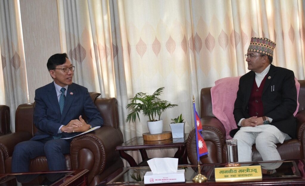 वनमन्त्री ठकुरीसंग दक्षिण कोरियाका राजदूतको भेट