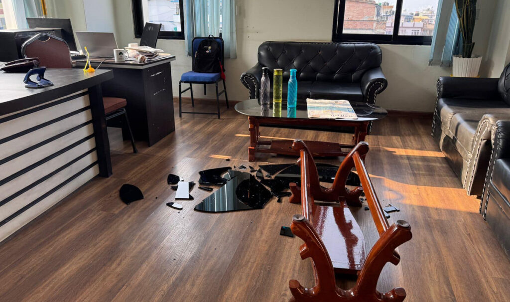 कीर्तिपुरकी कार्यवाहक मेयरको कार्यकक्षमा वडाध्यक्षको तोडफोड