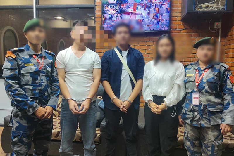 विमानस्थलबाट ५ किलो ७ सय ग्राम सुनसहित ३ विदेशी पक्राउ