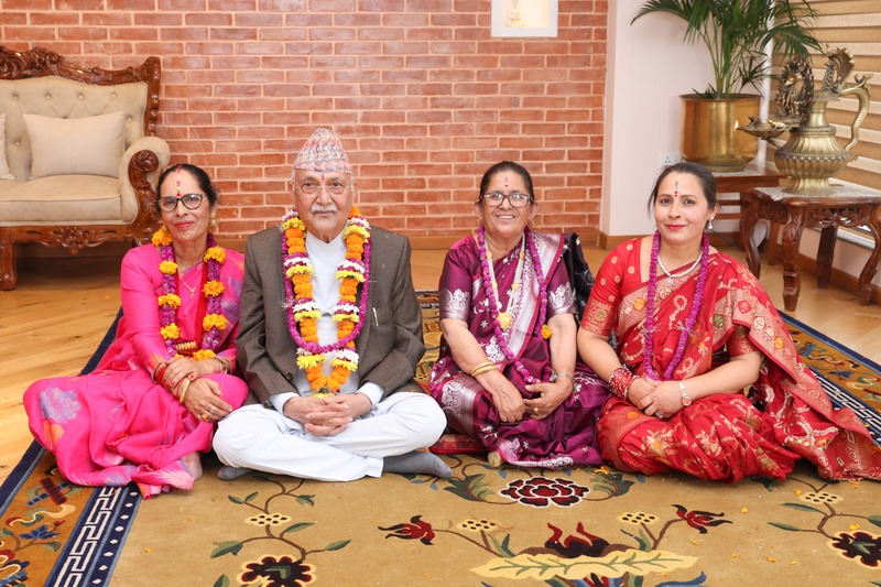 प्रधानमन्त्री ओलीले लगाए बहिनीहरुबाट टीका