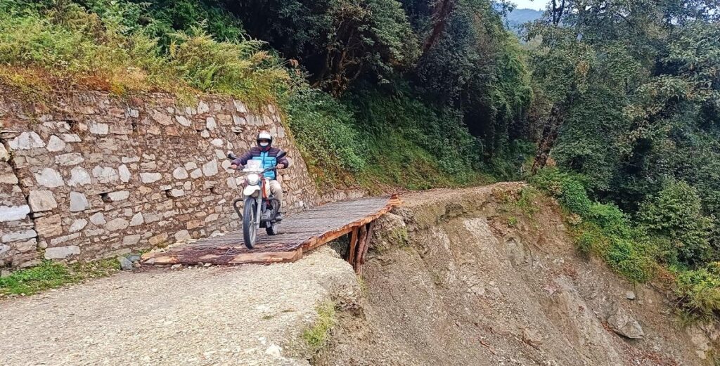 पोखरेबगर–चित्रे सडक मर्मत नहुँदा पर्यटकलाई सास्ती