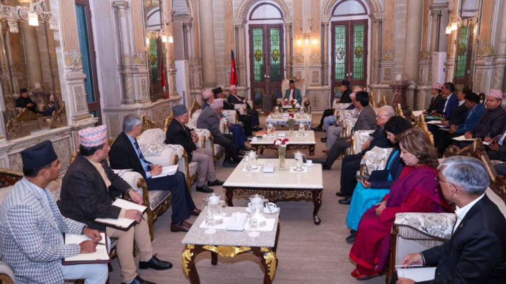 चीन भ्रमणबारे प्रधानमन्त्री ओली पूर्वप्रधानमन्त्री र पूर्वपरराष्ट्रमन्त्रीहरुसँग छलफलमा