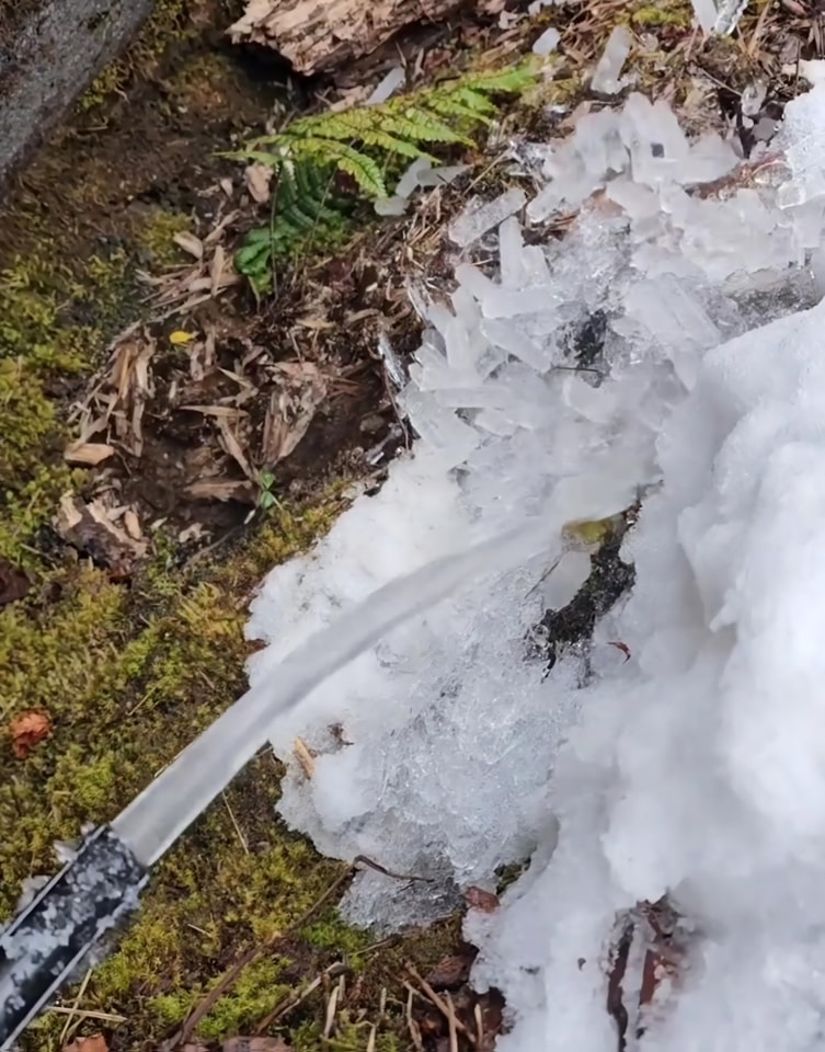 चिसोले सोलुखुम्बुको जनजीवन प्रभावित, पाइपमै जम्न थाल्यो पानी