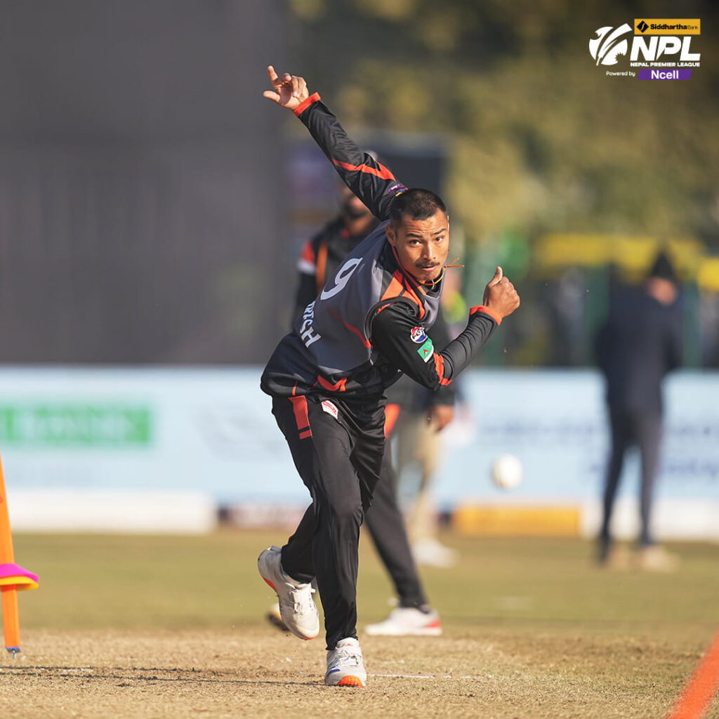 कर्णालीविरुद्ध टस जितेर पहिले फिल्डिङ गर्दै चितवन