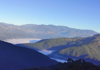 बादल र डाँडापाखाको मनमोहक दृश्य
