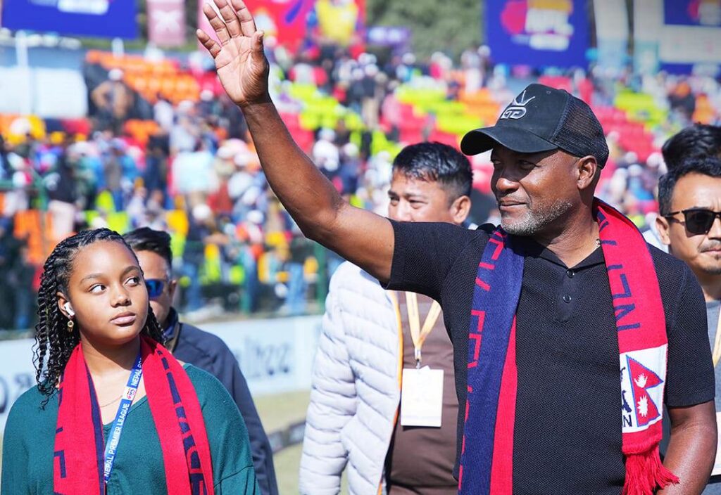 टियू मैदानमा लेजेन्डरी क्रिकेटर लारा [तस्बिरहरू]