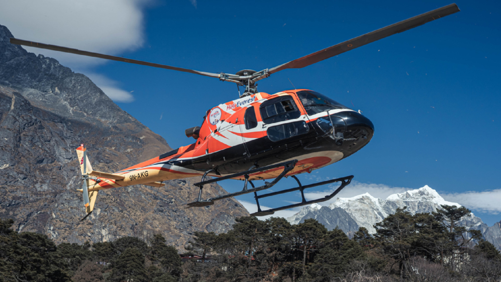 लुक्लाबाट काठमाडौं आउँदै गरेको हेलिकप्टरमा चरा ठोक्कियो, साँगामा आकस्मिक अवतरण