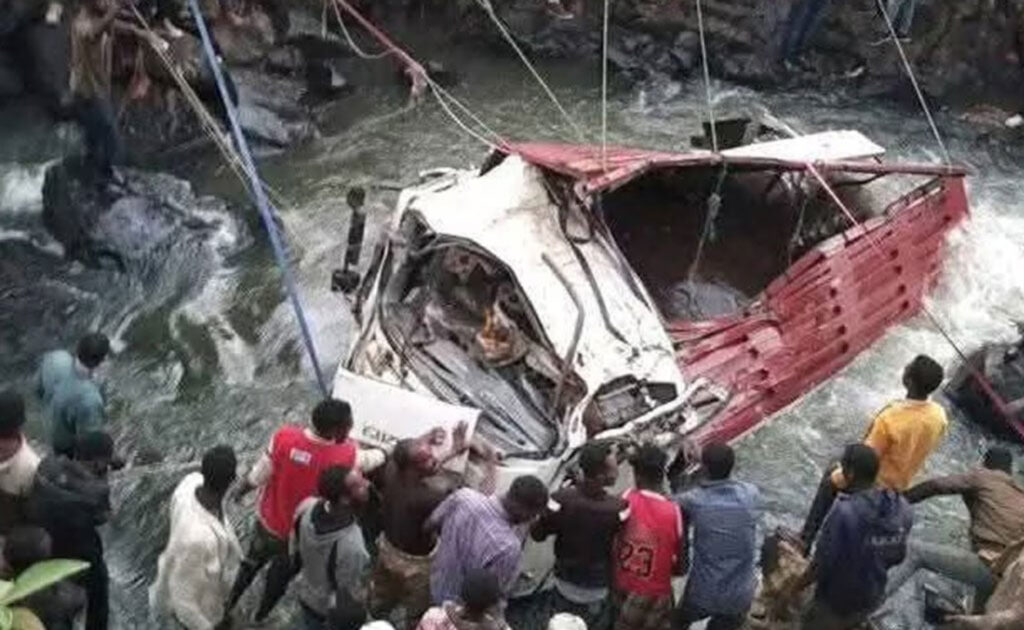 इथियोपियामा यात्रु बोकेको ट्रक नदीमा खस्दा कम्तीमा ७१ जनाको मृत्यु