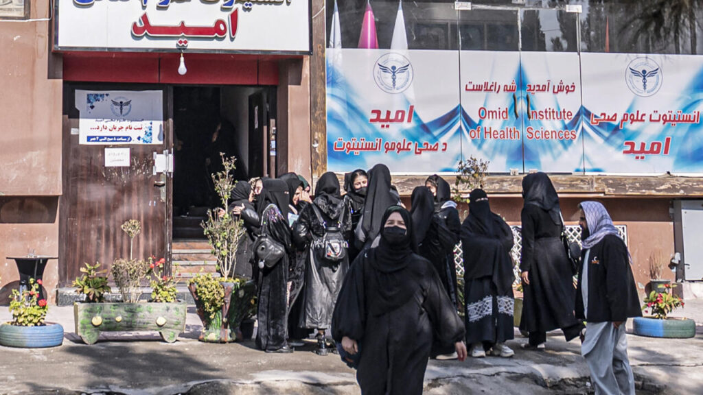 अफगानिस्तानमा दक्ष प्रसूतिकर्मी र नर्सिङको पढाइमा महिलालाई प्रतिबन्ध