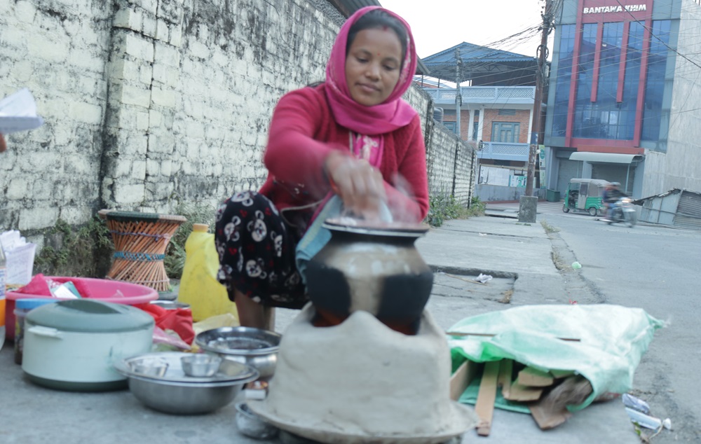 जाडोमा भक्का बेचेर खर्च जुटाउँदै