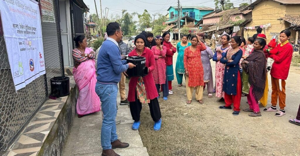 विपन्न परिवारलाई चुलो वितरण