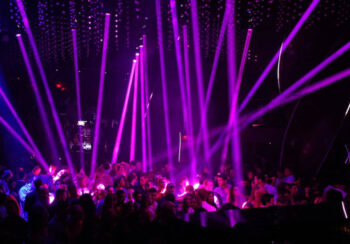 मनोरञ्जन क्षेत्रमा काम गर्ने महिलामध्ये झन्डै आधाले कार्यस्थलमा दुर्व्यवहार भोग्न बाध्य