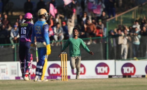 टीयू मैदानको पिचमै पुगे दर्शकहरू, थपियो सुरक्षा चुनौती