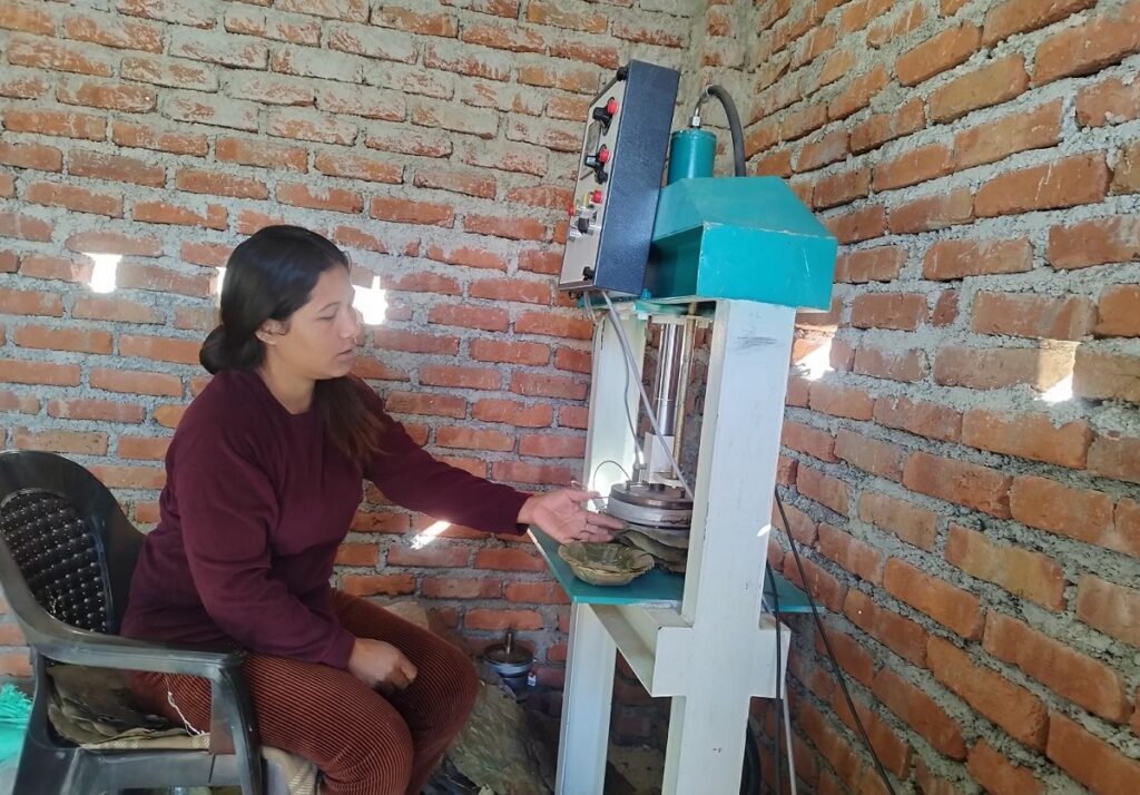 दुनाटपरी बेचेर स्वरोजगार बन्दै दाङका महिला