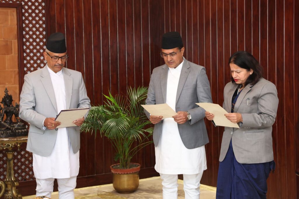 प्रमुख सूचना आयुक्त र आयुक्तहरुको शपथ