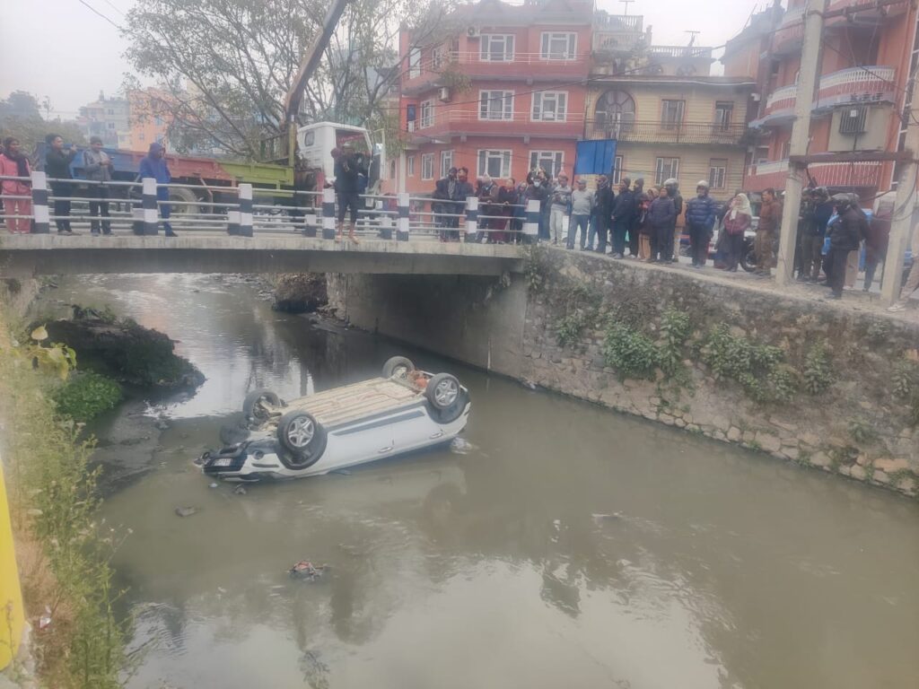 एकाविहानै अनामनगरस्थित धोवीखोलामा कार खस्यो, चालक सकुशल