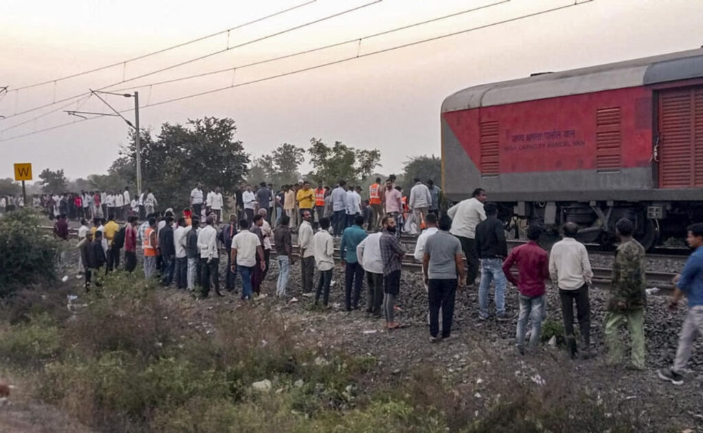 भारतमा रेल दुर्घटनामा परी तीन जना नेपालीसहित १३ जनाको मृत्यु