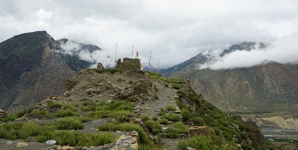 ऐतिहासिक ‘घरपझोङ किल्ला’ भग्नावशेषमा परिणत