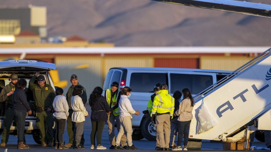 १३ सय ६५ नेपाली आप्रवासीलाई निष्कासन गर्दै अमेरिका