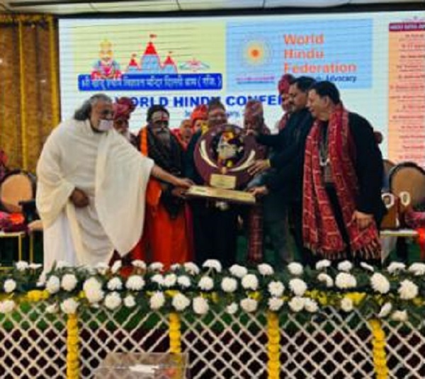 पूर्वमन्त्री आलेलाई विश्वप्रसिद्ध हिन्दु रत्न अवार्ड प्रदान