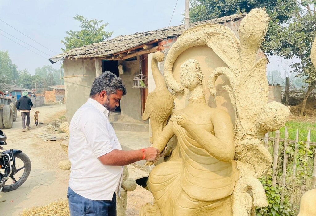 सरस्वतीको मूर्ति निखार्दै मूर्तिकार