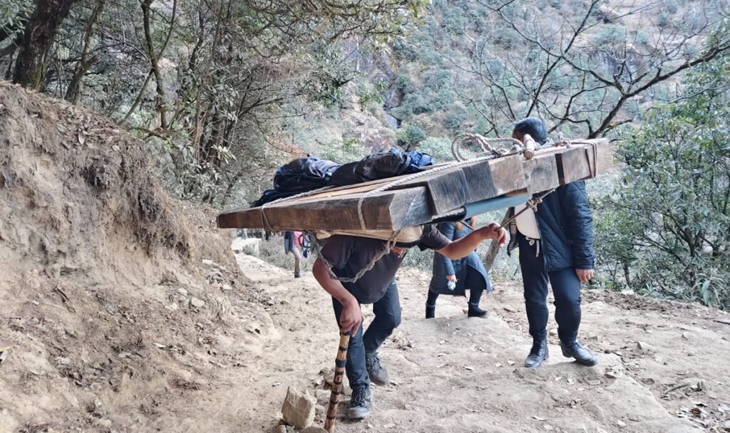 भरियाले धानेकोे खुम्बु क्षेत्रको ढुवानी