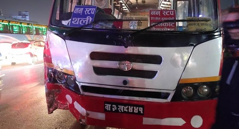 बसुन्धरामा बसको ठक्करबाट स्कुटर चालक गम्भीर घाइते