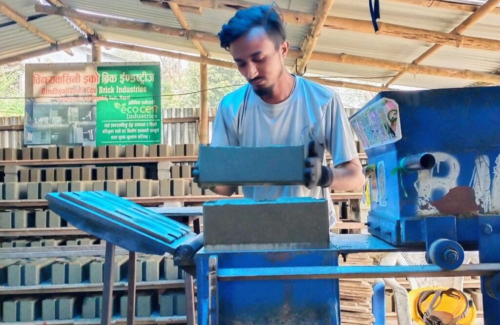 इँटा उद्योग चलाएर स्वरोजगार बनेका इञ्जिनिर प्रमोद