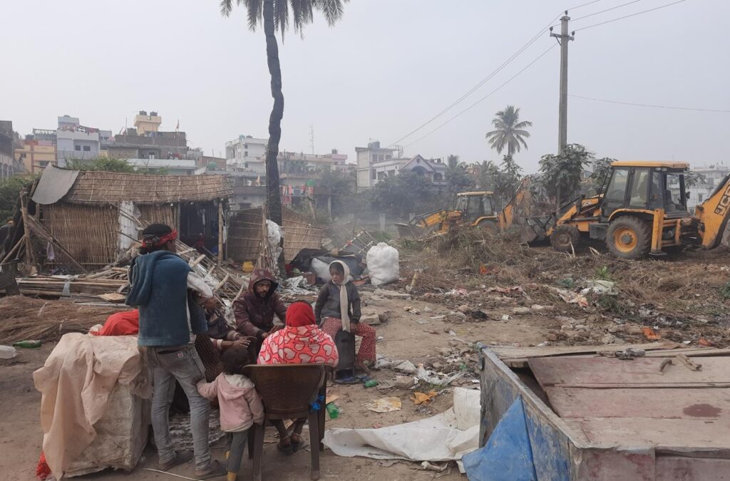 बिपी उद्यानको अतिक्रमित जग्गामा बनेका संरचना हटाउन सुरु
