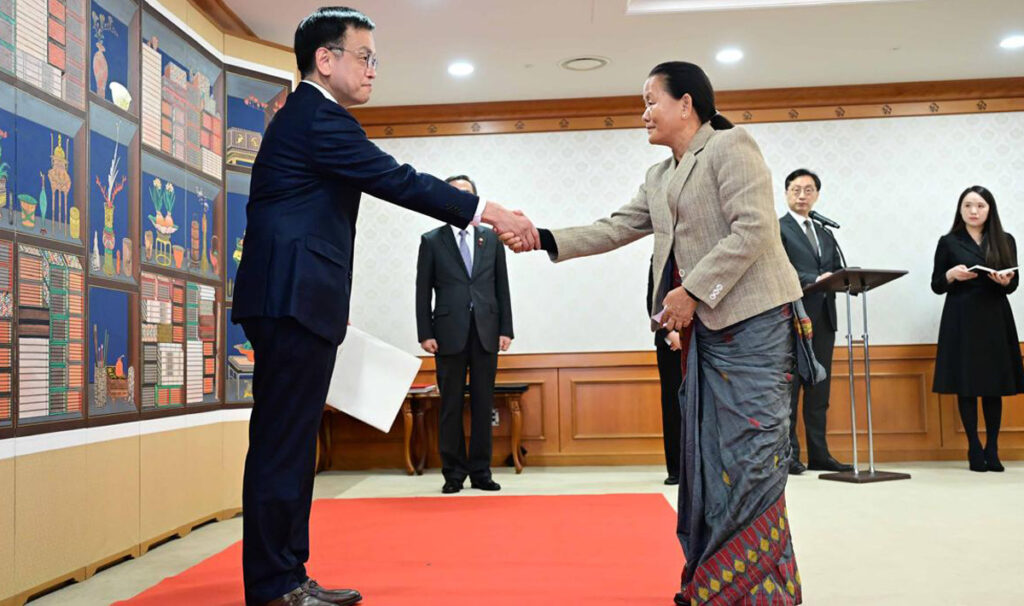 राजदूत तुम्बाहाम्फेद्वारा कोरियाली राष्ट्रपतिसमक्ष ओहदाको प्रमाणपत्र