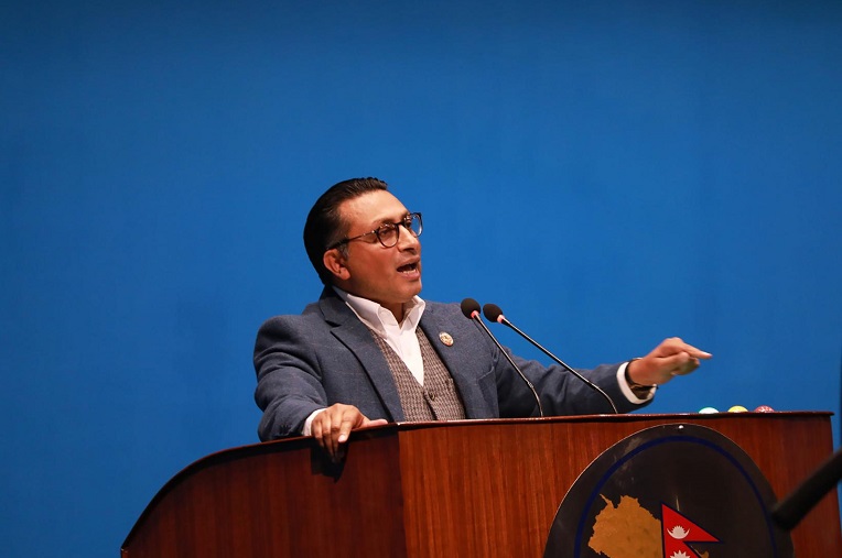 सिङ्गो राज्यशक्ति प्रतिशोध र पूर्वाग्रहका साथ रवि लामिछानेमाथि खनियोः स्वर्णिम वाग्ले