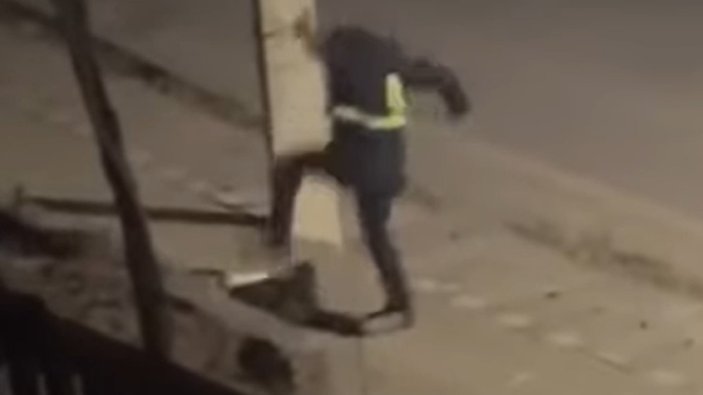 सडकमा युवकमाथि निर्घात कुटपिट गर्ने प्रहरीलाई निलम्बन गर्न सिफारिस