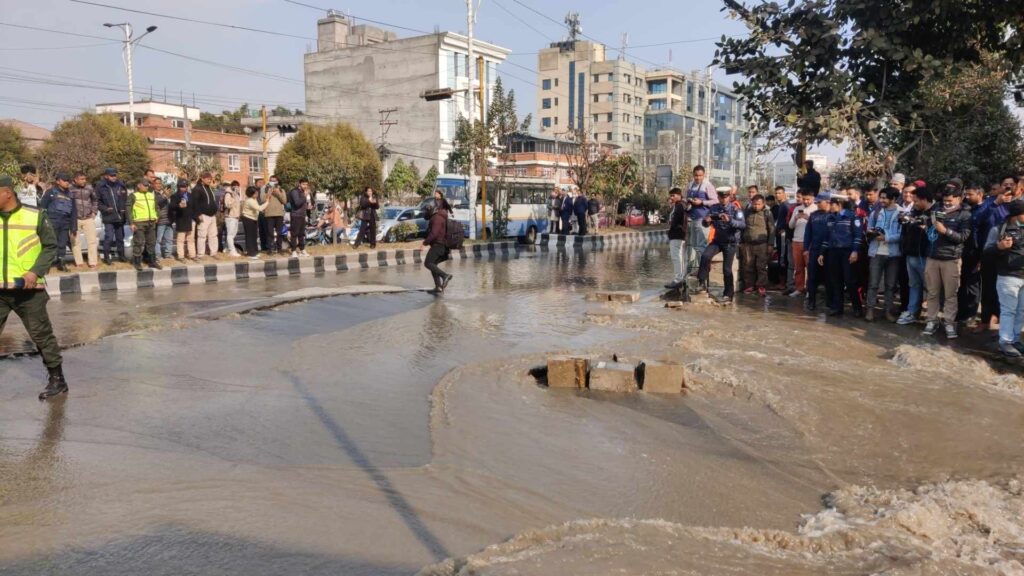 मेलम्ची खानेपानीको पाइप फुटेर बबरमहल जलमग्न, अदालतमा पस्यो पानी