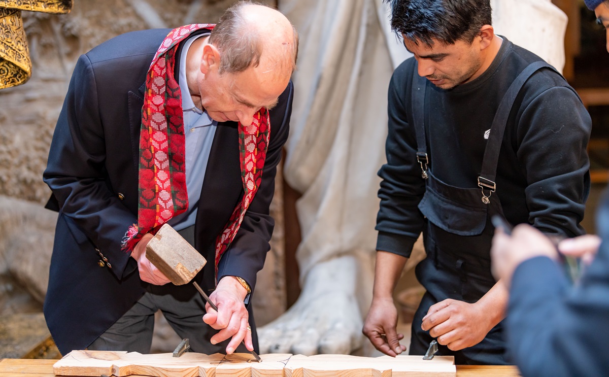 भक्तपुर पुगेर बेलायतका अधिराजकुमारले काठमा बुट्टा खोप्न थालेपछि…