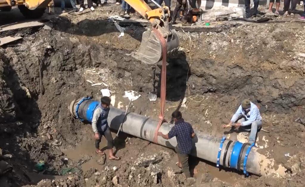 बबरमहलमा फुटेको खानेपानीको पाइप मर्मत